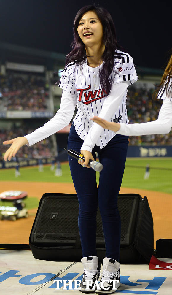 걸그룹 트와이스의 쯔위가 야구팬들 앞에서 자신의 매력을 발산하고 있다.