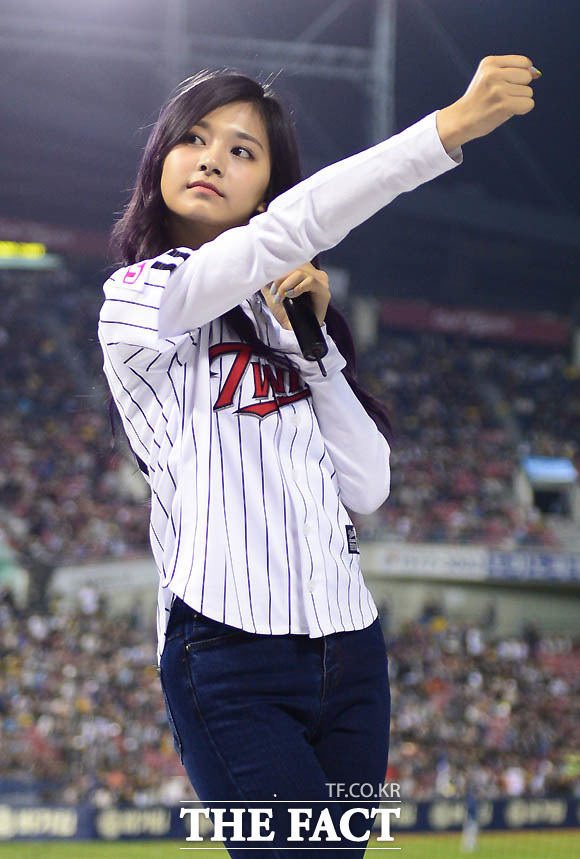 걸그룹 트와이스의 쯔위가 야구팬들 앞에서 자신의 매력을 발산하고 있다.
