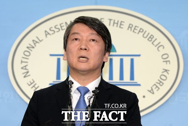 안철수 전 국민의당 상임공동대표는 25일 오후 국회 정론관에서 긴급 기자회견을 열어 이번 최순실 국정농단사건은 우리가 상식적으로 알던 민주공화국의 보편적 질서가 무너진 국기문란, 나아가 국기붕괴사건이라고 강조했다./임영무 기자