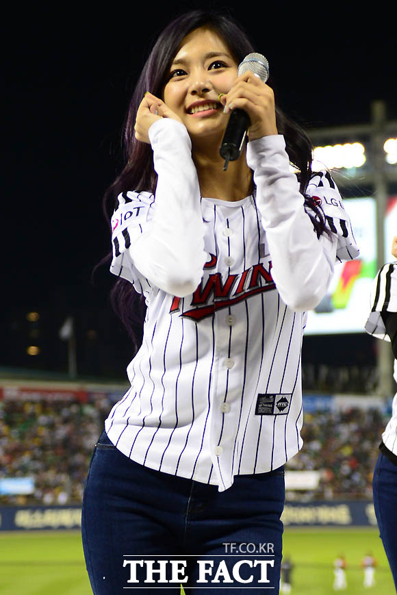 걸그룹 트와이스의 쯔위가 야구팬들 앞에서 자신의 매력을 발산하고 있다.