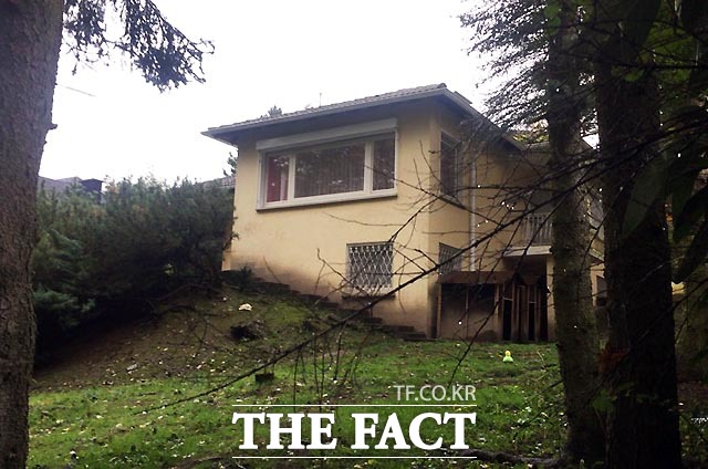 재미언론인 안치용 씨는 24일 자신의 블로그에 청와대 비선 실세로 지목된 최순실 씨의 딸 정유라 씨가 남편으로 추정되는 신모 씨와 함께 독일 오베루셀(Oberusel)에 은신했던 것으로 추정되는 정황이 포착됐다고 주장했다. 사진은 최 씨의 측근들이 머무는 독일 슈미텐 비덱 타우누스 호텔 인근의 한 주택. 기사 내용과 직접적 관련이 없음./프랑크푸르트(독일)=이효균 기자