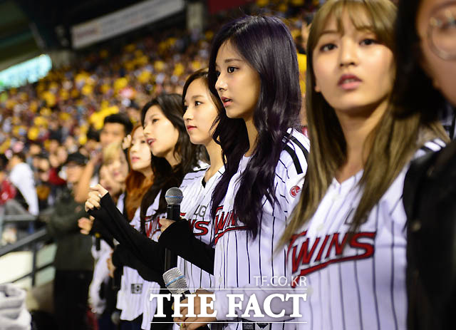 걸그룹 트와이스가 공연에 앞서 경기를 지켜보고 있다.