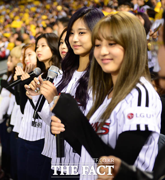 걸그룹 트와이스가 공연에 앞서 LG를 응원하고 있다.