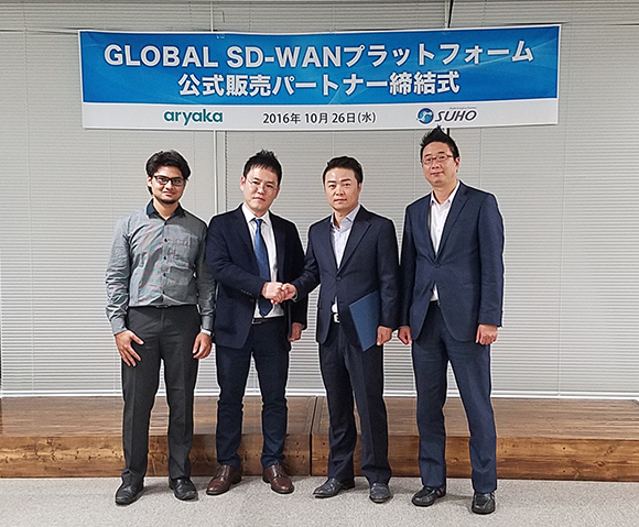 SDN플랫폼 공급 기업 아리아카가 일본 기업 ㈜수호와 파트너 협약을 통해 일본 시장 진출을 도모한다. 사진은 26일 파트너 협약식 후 악수를 하는 양사 대표들. /수호 제공