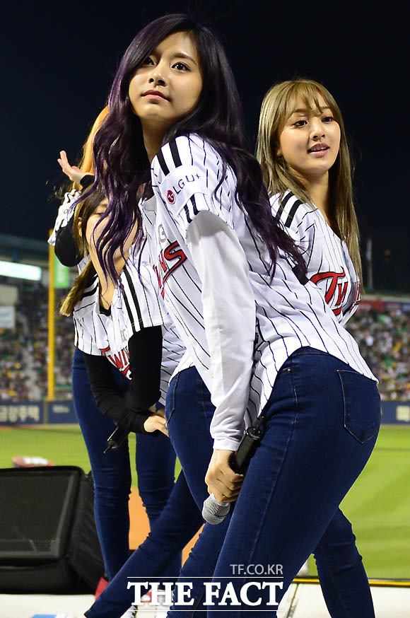 걸그룹 트와이스의 쯔위가 야구팬들 앞에서 자신의 매력을 발산하고 있다.