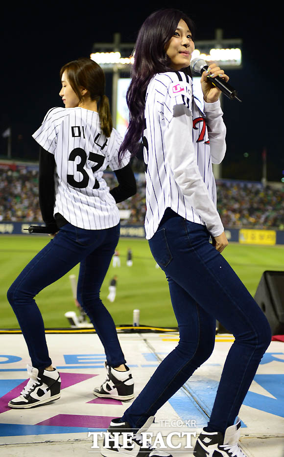 걸그룹 트와이스의 쯔위가 야구팬들 앞에서 자신의 매력을 발산하고 있다.
