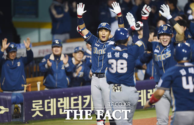 7회초 1사 1루에서 NC 김성욱이 좌월 투런 홈런을 치고 더그아웃에서 동료들의 환영을 받고 있다.