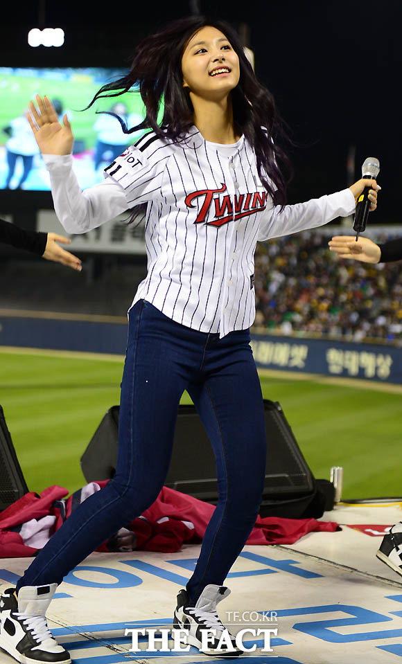 걸그룹 트와이스의 쯔위가 야구팬들 앞에서 자신의 매력을 발산하고 있다.