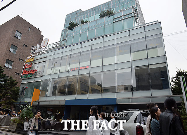 최순실 씨가 소유한 신사동 건물. 최 씨는 시가 200억 원이 넘는 이 건물 6~7층에서 거주했던 것으로 알려졌다.
