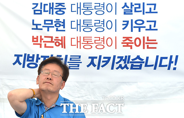 이재명 성남시장은 26일 오전 페이스북에 박근혜 대통령은 하야하고, 야권은 탄핵을 준비해야 한다고 주장했다./이새롬 기자