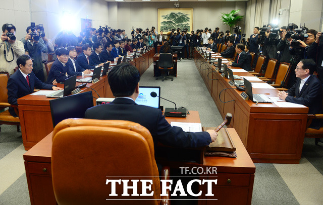 국회 운영위원회 전체회의가 26일 오전 서울 여의도 국회의사당에서 열린 가운데 정진석 새누리당 원내대표가 의사봉을 두드리고 있다./국회=배정한 기자