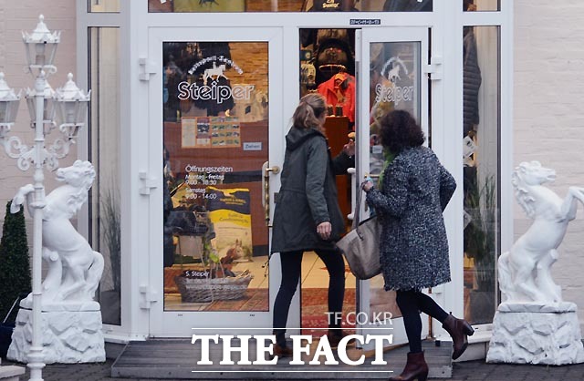 박근혜 대통령의 비선 실세 의혹을 받고 있는 최순실 씨와 딸 정유라 씨가 프랑크푸르트 인근의 한 승마용품점에서 고가의 제품을 구매하고 현금만 사용한 것으로 확인됐다. 최 씨 모녀는 이 가게를 종종 찾았으며 올 때마다 상당히 많은 용품을 구매했다. /프랑크푸르트(독일)=이효균 기자