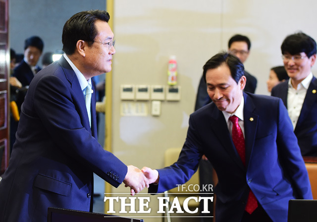 국회 운영위원회 전체회의가 26일 오전 서울 여의도 국회의사당에서 열린 가운데 정진석 새누리당 원내대표(왼쪽)와 우상호 더불어민주당 원내대표가 악수를 하고 있다./국회=배정한 기자