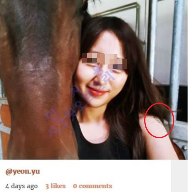 정 씨는 과거 유라로 계명하기 전 유연이라는 이름으로 SNS에 말과 함께 찍은 사진을 올렸다. 사진을 보면 정 씨의 왼쪽 어깨 문신을 볼 수 있다. /온라인 커뮤니티 갈무리