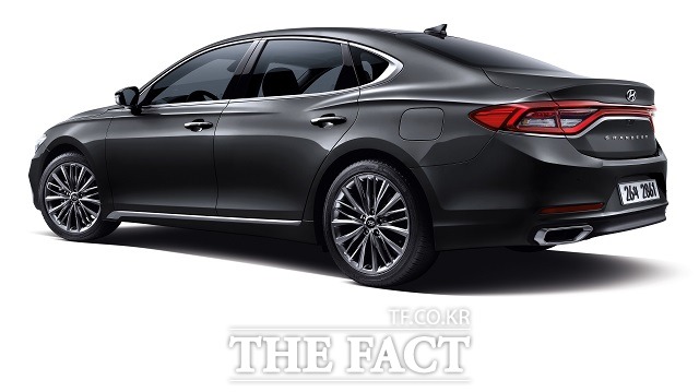 후면부는 5세대 그랜저의 헤리티지를 물려받아 곡선으로 빛나는 감각적인 리어램프로 인해 강인하고 웅장한 신형 그랜저의 이미지가 극대화됐다.