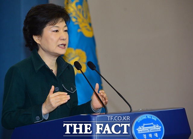 여론조사업체 리얼미터가 27일 발표한 10월 4주차 주중 동향에 따르면 박근혜 대통령의 지지율이 지난주보다 7.3%포인트 폭락한 21.2%를 기록했다./더팩트 DB