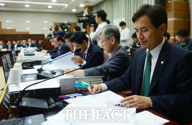 김진태 새누리당 의원은 27일 오전 국회 법제사법위원회 전체회의에서 최순실 씨 비선실세 논란을 언급하며 박근혜 대통령은 최순실 씨에게 물어봤고, 문재인 전 더불어민주당 대표는 주적인 김정일에게 물었다면서 문 전 대표의 특검을 주장했다./배정한 기자