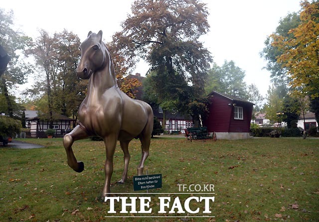 정 씨는 지난해 프랑크푸르트 외곽 비블리스 예거호프 승마장에서 훈련했다며 매일매일 훈련 수당 6만 원을 챙겼다. 그러나 정 씨는 작년 8월 한 달간 머문 후 이곳을 떠났다. 정 씨가 머물렀던 당시 그의 말 4마리는 뷘터뮬레에 보관된 것으로 확인됐다. 사진은 예거호프 승마장.