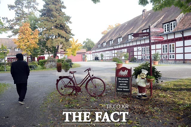 정유라 씨는 지난해 10월부터 프랑크푸르트 외곽 비블리스에 있는 예거호프 승마장에서 훈련했다고 대한승마협회에 보고했다. 하지만 정 씨가 8월에만 있었던 것으로 확인되면서 승마협회 보고는 거짓으로 드러났다. 사진은 예거호프 승마장.