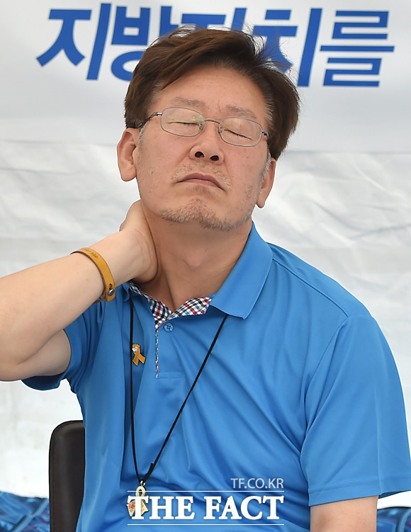 박근혜 하야 거론한 이재명 시장, 하야가 답. 이재명 성남시장은 27일 JTBC 썰전과 전화 인터뷰에서 박근혜 대통령의 하야와 탄핵을 주장했다./이새롬 기자