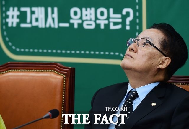 박지원 국민의당 비상대책위원장 겸 원내대표는 28일 오전 국회에서 비대위원회의 직후 기자회견을 열어 최순실 게이트 정국을 돌파해 나갈 국민의당의 입장을 밝혔다./ 배정한 기자