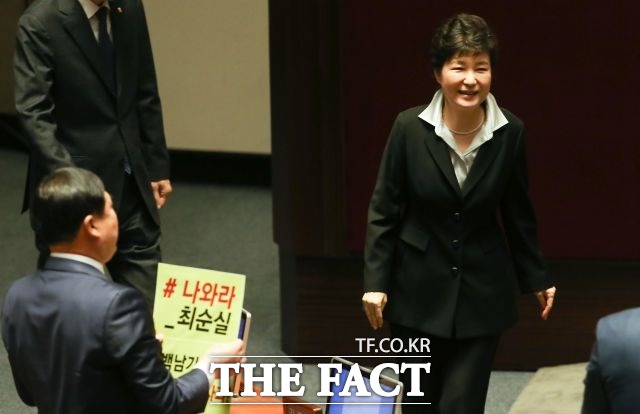 박근혜 대통령이 지난 24일 국회에서 열린 346회 국회 10차 본회의에 참석해 2017년도 예산안 및 기금운용계획안에 대한 정부의 시정연설을 마친 뒤 최순실 게이트 의혹에 관한 피켓을 지나치고 있다./배정한 기자