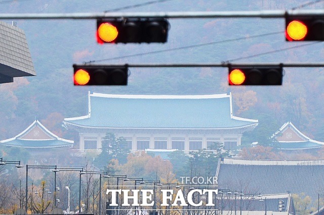 여론조사기관 리얼미터와 한국갤럽이 지난주 발표한 10월 네째주 여론조사에 따르면 두 곳 모두에서 박 대통령의 국정 지지율이 10%대를 기록했다./더팩트 DB