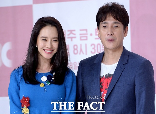 이번 주 아내가 바람을 핍니다 주연 배우 송지효-이선균. 28일 오후 8시 30분 종합 편성 채널 JTBC 새 금토드라마 이번 주 아내가 바람을 핍니다가 첫 방송 된다./임세준 인턴기자