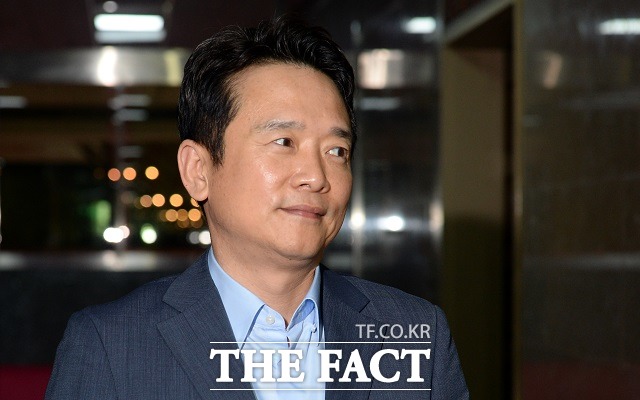 남경필·김용태 탈당, 달라지는 것은? 남경필 김용태 탈당과 관련 일부 누리꾼들은 뭐가 달라지냐며 회의적인 시선을 보내고 있다. /더팩트DB