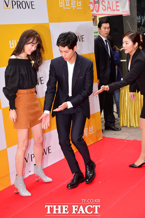 박보검, 아 예 이쪽으로... 몸에 베어 있는 예의바름
