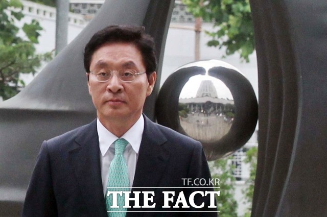 정두언, 최순실 의혹 배후설 제기. 정두언 전 의원은 27일 최순실 게이트 의혹의 지휘자는 따로 있다고 주장했다. /더팩트DB