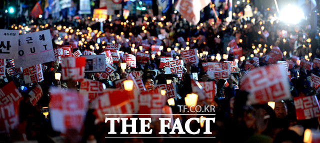 29일 오후 6시 민중총궐기 투쟁본부는 서울 종로구 서린동 청계광장에서 모이자! 분노하자 #내려와라 박근혜 시민 촛불 집회를 개최했다. 노회찬 정의당 원내대표, 김종훈 무소속 의원(울산 동구), 이재명 성남시장은 발언대에 서 박근혜 대통령의 탄핵을 요구했다./청계광장=임세준 인턴기자