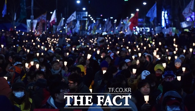 청계광장서 촛불집회. 민중총궐기 투쟁본부가 주최한 모이자! 분노하자! 내려와라 박근혜 대규모 촛불집회가 29일 오후 6시 서울 종로구 청계광장에서 열린다. /이새롬 기자
