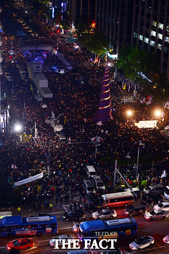 29일 오후 서울 종로구 청계광장에서 최순실 게이트 진상규명 촉구와 박근혜 정부를 규탄하는 모이자! 분노하자! 내려와라 박근혜 시민촛불 집회가 열려 많은 시민이 참석하고 있다./청계광장=임세준 인턴기자