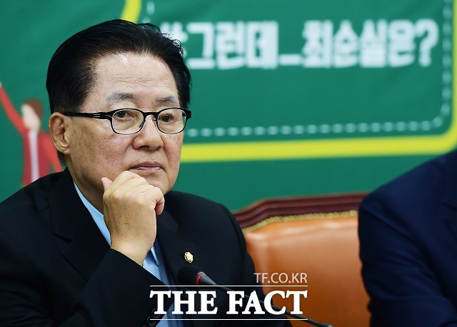 박지원 국민의당 비상대책위원장은 29일 페이스북에 우병우 청와대 민정수석은 왜 하지 않느냐며 검찰을 비난했다./배정한 기자