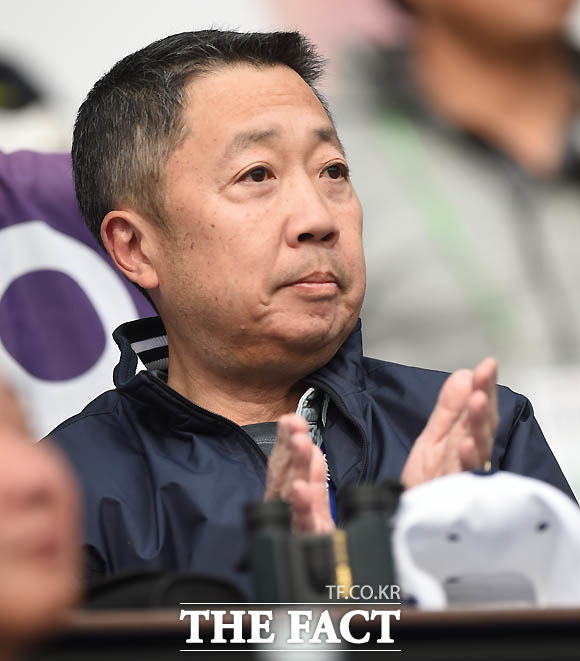 두산 박정원 회장이 두산 선수들이  소개 될 때 마다  박수를 쳐주고 있다.
