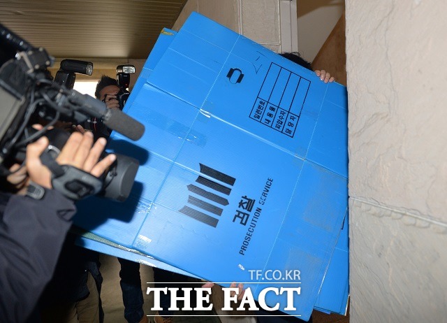 최순실 씨의 대통령 비선 실세 의혹을 수사하는 검찰 특별수사본부(본부장 이영렬)는 29일 안종범 정책조정수석과 정호성 대통령제1부속실비서관 청와대 사무실을 압수수색 중인 것으로 알려졌다. 사진은 기사와 무관함./더팩트 DB