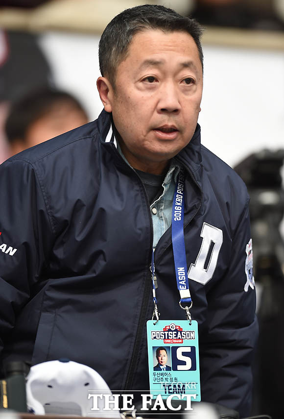 두산 박정원 회장이 관중석에서 경기를 관전하고 있다.