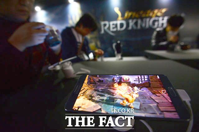 엔씨소프트가 27일 서울 용산구 CGV 용산역점에서 리니지 레드나이츠 쇼케이스를 개최한 가운데 참가자들이 게임을 즐기고 있다. /남윤호 기자