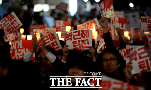 촛불집회에서 박근혜 퇴진 피켓을 들고 시위하는 시민들./청계광장=임세준 인턴기자