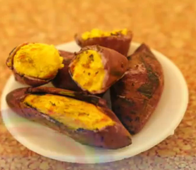 군고구마 칼로리는? 군고구마 칼로리는 100g당 120kcal 정도로 알려져 있다. /온라인 커뮤니티