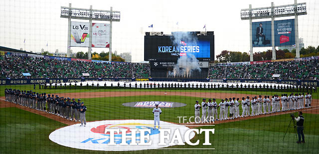 NC-두산의 한국시리즈 1차전에서 육군 모범장병 200여명이 대형 태극기를 들고 입장하고 있다.