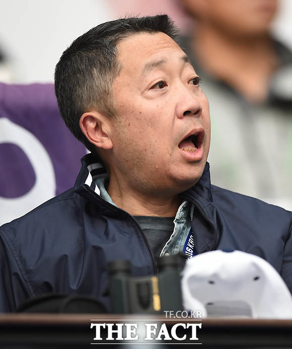 두산 박정원 회장이 두산 선수들이  소개 될 때 마다 환호하고 있다.