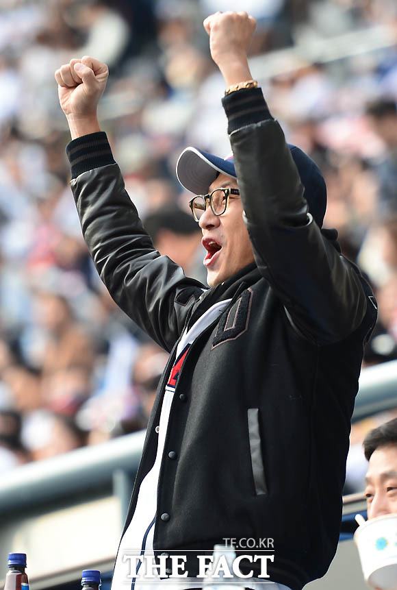 가수 김창렬이 관중석에서 두산을 응원하며 즐거워하고 있다.