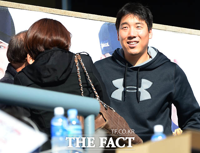 미국 메이저리그 볼티모어 오리올스의 김현수가 친정 팀 두산 베어스의 한국시리즈를 지켜보고 있다.