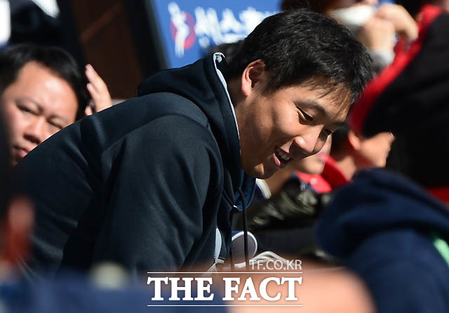 미국 메이저리그 볼티모어 오리올스의 김현수가 친정 팀 두산 베어스의 한국시리즈를 지켜보고 있다. 옛 동료인 두산 전력분석원들과 인사 나누는 김현수.