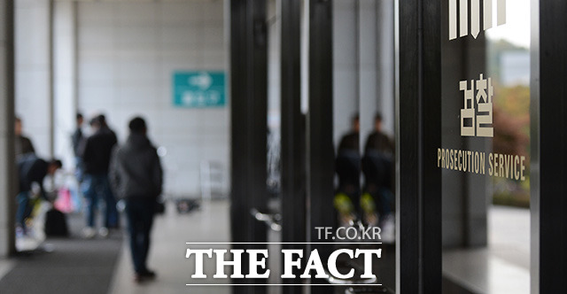 이경재 변호사는 기자회견에서 현재 최순실 씨가 건강이 좋지 않고 장시간 여행 시차 등으로 지쳐있으므로 하루 정도 몸을 추스릴 수 있는 시간 적 여유를 달라고 검찰에 요청한 상태라고 말했다. 검찰은 오늘은 (최순실 씨를) 소환하지 않는다고 공식적인 입장을 밝혔다./이덕인 기자