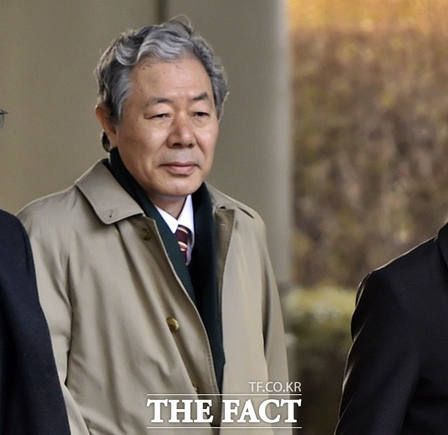 최순실 씨의 이경재 변호사(67·연수원4기)는 30일 오전 서울 서초동 사무실에서 기자회견을 열어 최순실 씨는 변호인과 상의해 검찰 수사팀과 소환 일정 등에 대해 연락을 하고 있다고 밝혔다./더팩트DB