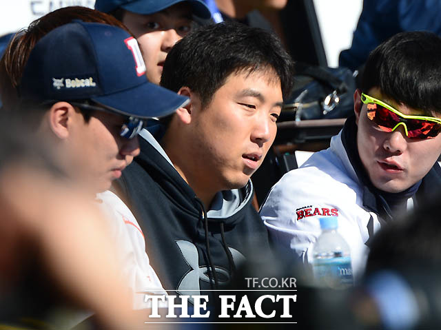 미국 메이저리그 볼티모어 오리올스의 김현수가 친정 팀 두산 베어스의 한국시리즈를 지켜보고 있다. 옛 동료인 두산 전력분석원들과 대화를 나누는 김현수.