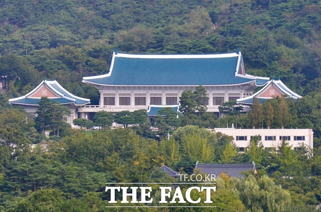 30일 인사 개편을 단행한 청와대. 신임 민정수석에는 최재경, 홍보수석에는 배성례가 각각 임명됐다. /문병희 기자